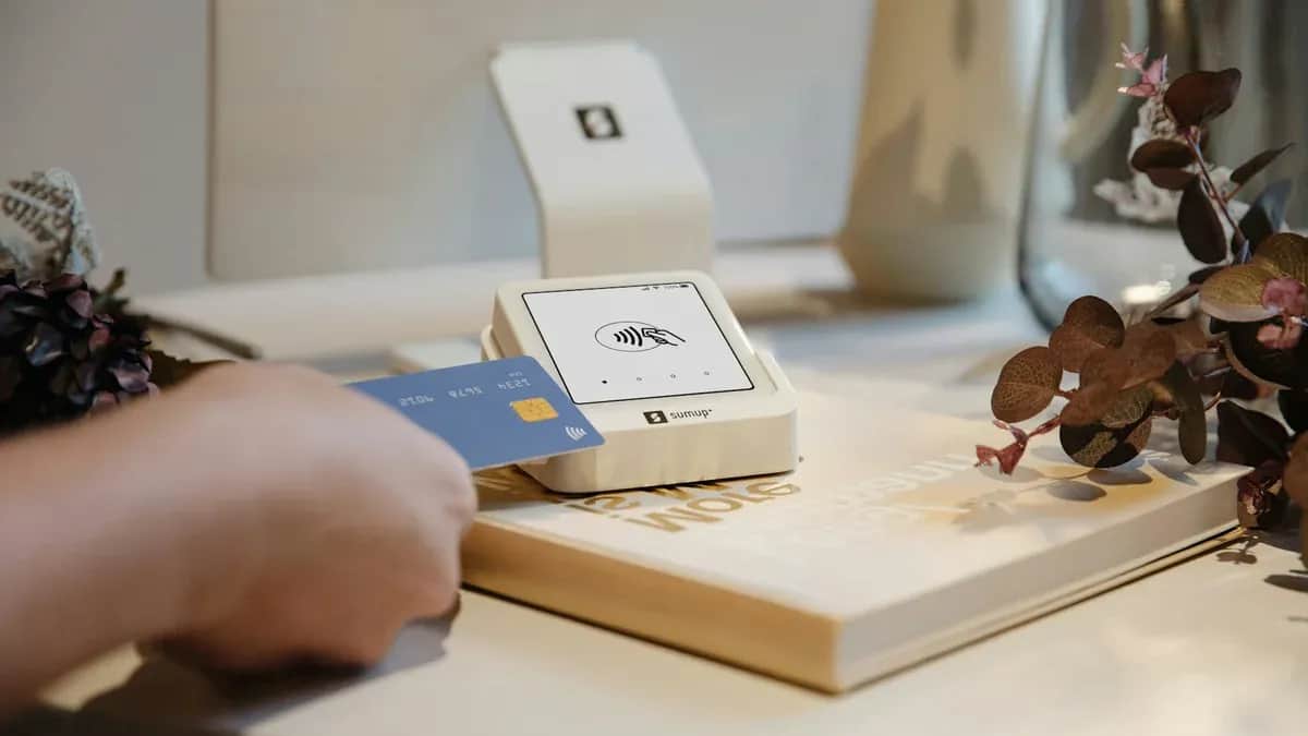 Cómo manejar la conversión dinámica de divisa al pagar en el extranjero
