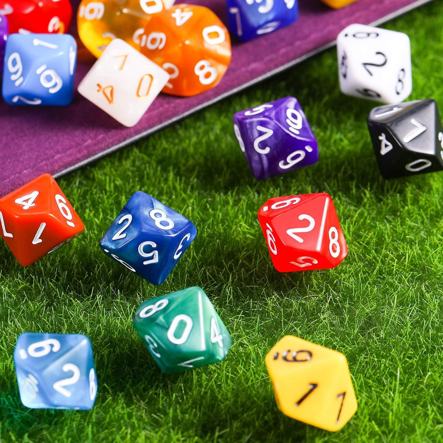 Conjunto de dados poliédricos de diferentes formatos para jogos de RPG de mesa.